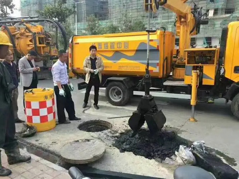 南昌街道：網(wǎng)格員化身“清道夫”，為民解憂疏通“堵心”化糞池